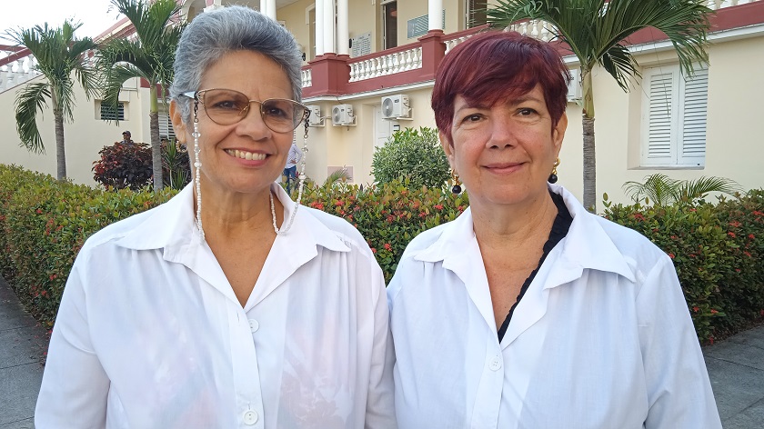 de izquierda a derecha Dra. Lucía y Dra. Melek