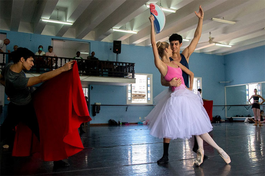 Bailarines de Cuba desafían molinos de viento de El Quijote