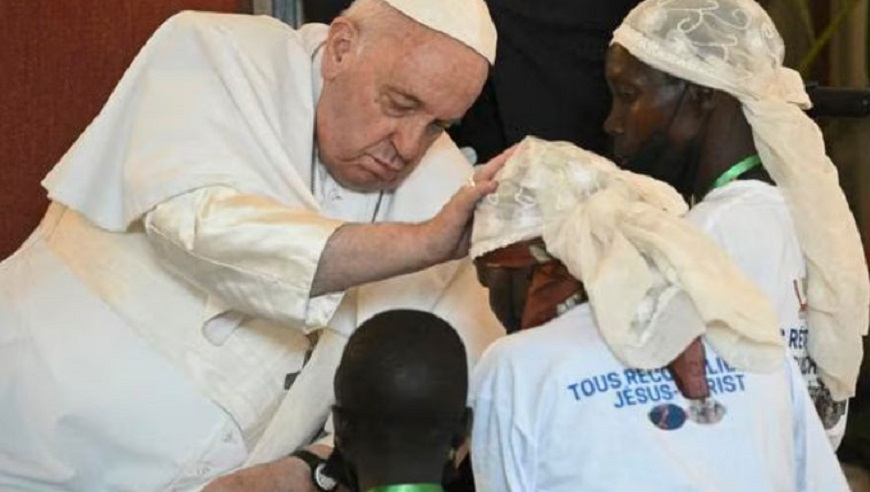 Consuela papa Francisco a víctimas de violencia en Congo Democrático