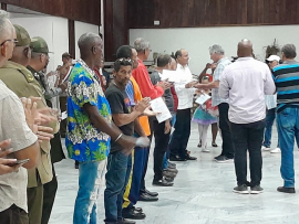 Reconoce presidente centros destacados en Santiago de Cuba