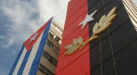 Gigantescas banderas nacionales engalanan ciudad de Cuba