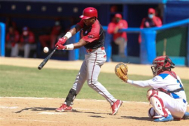 Avispas lideran en béisbol cubano
