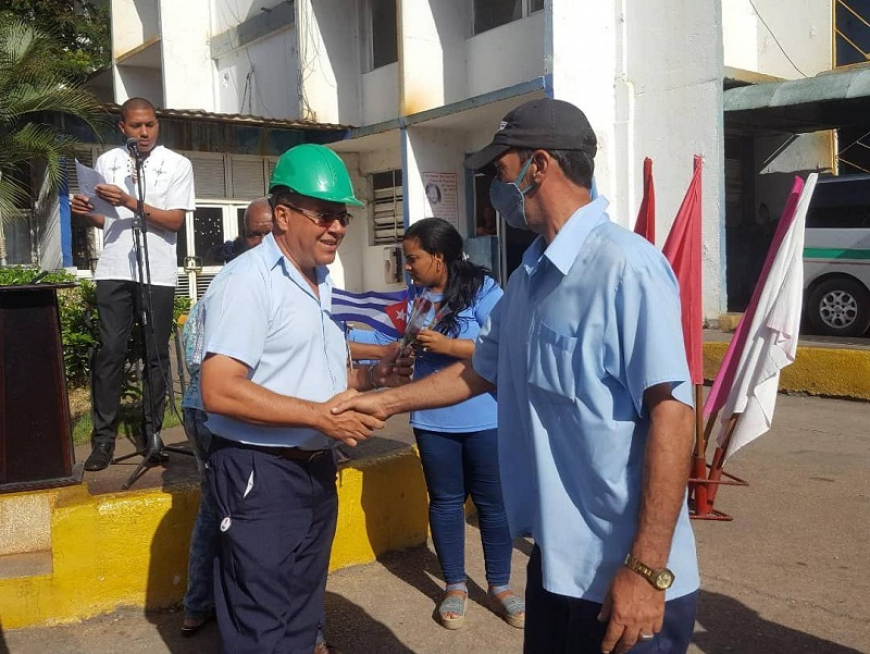 Reconocen a trabajadores del sector eléctrico en Santiago de Cuba