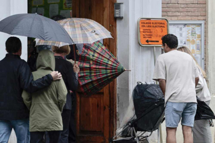 Masiva votación en España pese a lluvia
