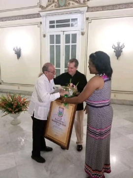 Entregan escudo de Santiago de Cuba a destacados científicos cubanos