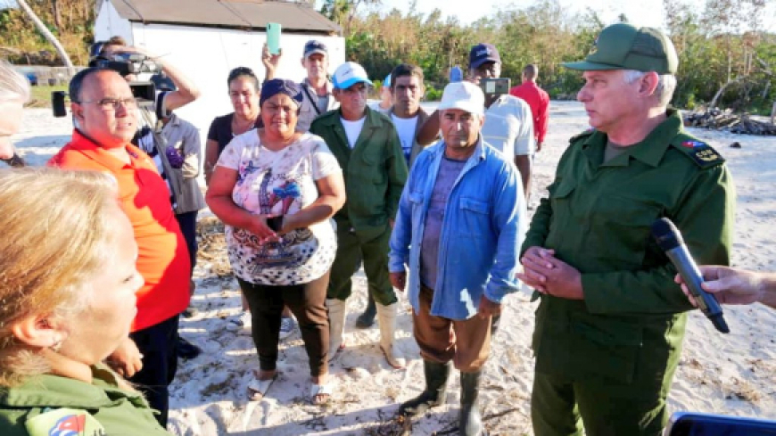 Díaz-Canel intercambia con autoridades locales y trabajadores en visita a pueblo pinero de Cocodrilo