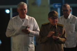 Asiste Raúl Castro al acto por aniversario 65 de la Revolución