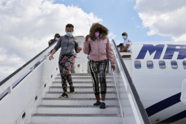 Regresan a 158 migrantes irregulares cubanos desde México y Estados Unidos