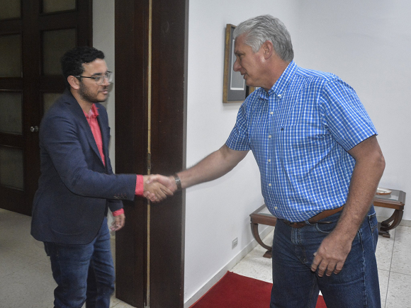 Díaz-Canel ponderó las potencialidades de la colaboración que podrían desarrollarse entre Maricá, y Cuba y le ratificó a la delegación carioca su apoyo en ese interés. FOTO: @PRESIDENCIACUBA. presidente alcaldìa brasil2 580x435