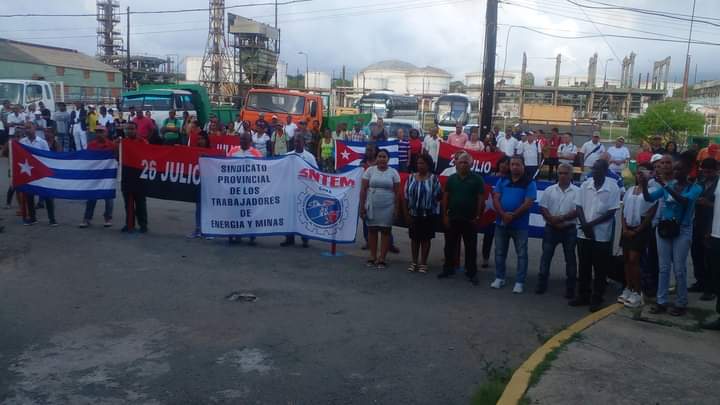 En breve y emotivo acto una representación de los trabajadores de la Refinería Hermanos Díaz recibieron la Bandera Foto 2 Energia