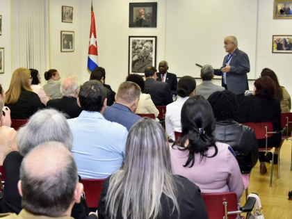 Esteban Lazo dialoga con la misión estatal de Cuba en Rusia