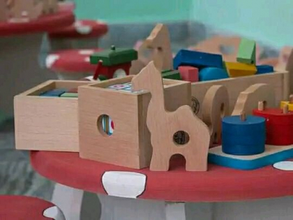 Jóvenes emprendedores fabrican juguetes con madera reciclada