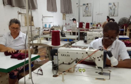 Continúa Mincin producción de uniformes escolares