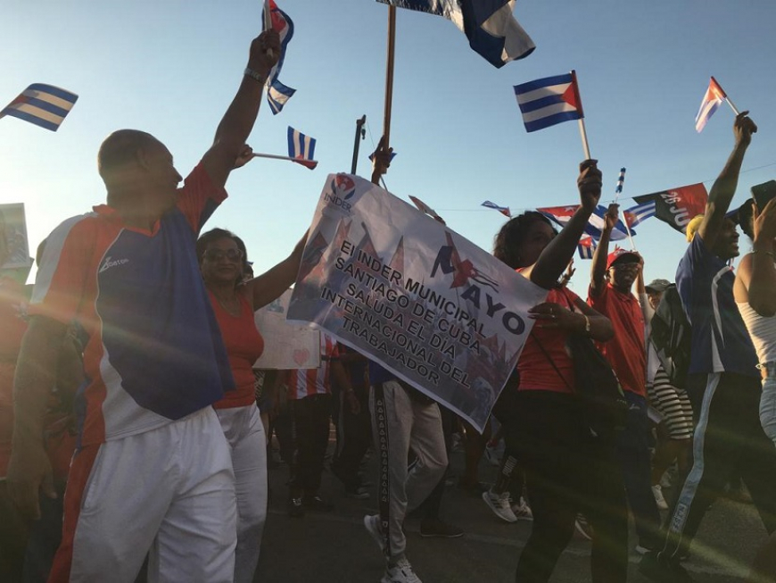 Realizan desfile por el 1ro de Mayo en Santiago de Cuba