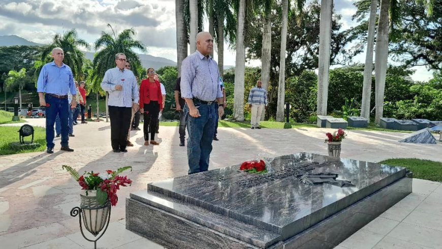 Recorre Morales Ojeda sitios de interés en Santiago de Cuba