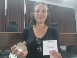 Entregan Sello Conmemorativo 60 Aniversario de la FMC a jueza Yilian Pérez Ojeda