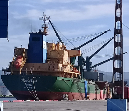 Descargan y distribuyen en el puerto santiaguero, el arroz de la canasta básica