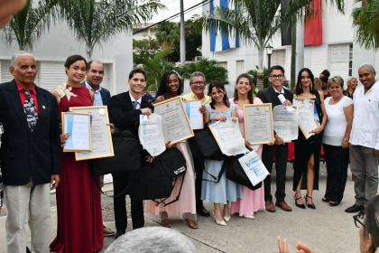 Efectúa la Facultad de Humanidades su acto de graduación