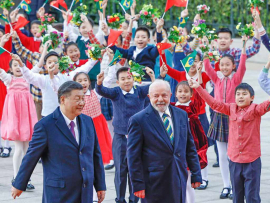 Xi Jinping da bienvenida oficial a China al presidente de Brasil