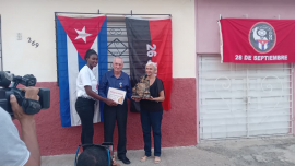 Entregan Premio del Barrio a familia Saavedra- Mesa