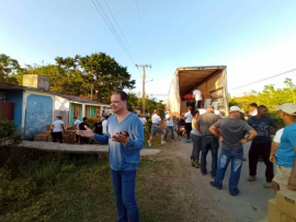 Felicita presidente de Cuba a líder de proyecto comunitario