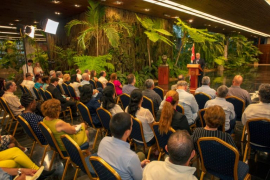 El primer secretario del Partido y presidente de la República de Cuba, Miguel Díaz-Canel Bermúdez, habla ante la sociedad civil excluida de la IX Cumbre de las Américas 