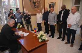 Firmó Díaz-Canel libro de condolencias en embajada venezolana