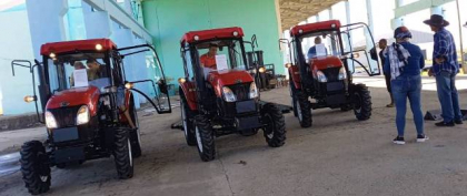 Campesinos sanluiseros beneficiados con entrega de tractores para labores agrícolas