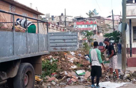 Brigadas de constructores de diferentes provincias brindan su apoyo en la recogida de desechos sólidos