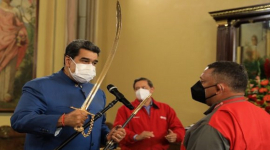 Maduro entrega reconocimiento a los bomberos que apoyaron en la extinción del incendio en Matanzas