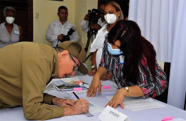 Raúl fue el primero en acudir a su colegio electoral