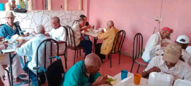 Campesina dona productos agropecuarios a sanluisero hogar de ancianos