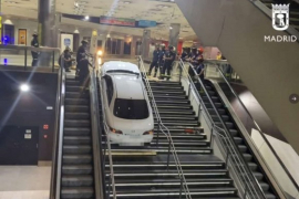 Un conductor drogado roba un coche y lo empotra en las escaleras de una estación de Madrid