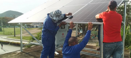 Instalan paneles solares en servicios vitales de Segundo Frente