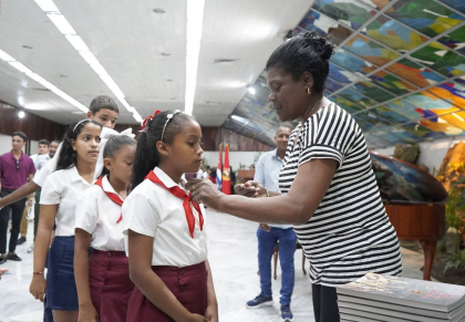 Reconocen en Santiago a jóvenes y pioneros destacados