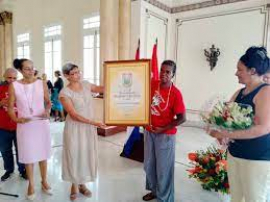 Entregan a Gail Walker Escudo de la provincia de Santiago de Cuba