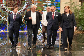 Presidente cubano recibe a autores del monumento a Fidel en Moscú