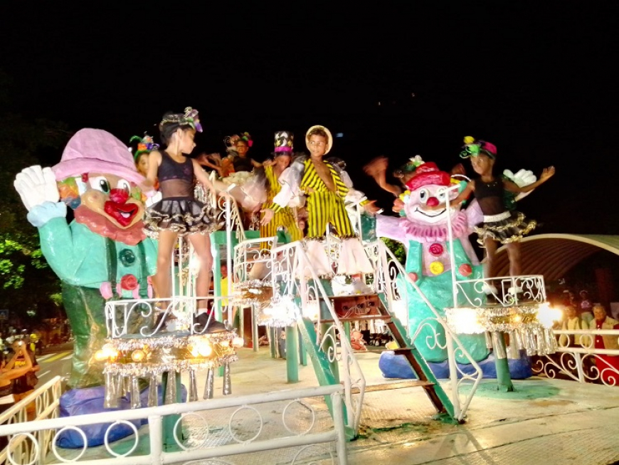 Con el desfile de agrupaciones infantiles iniciaron festejos en Santiago de Cuba