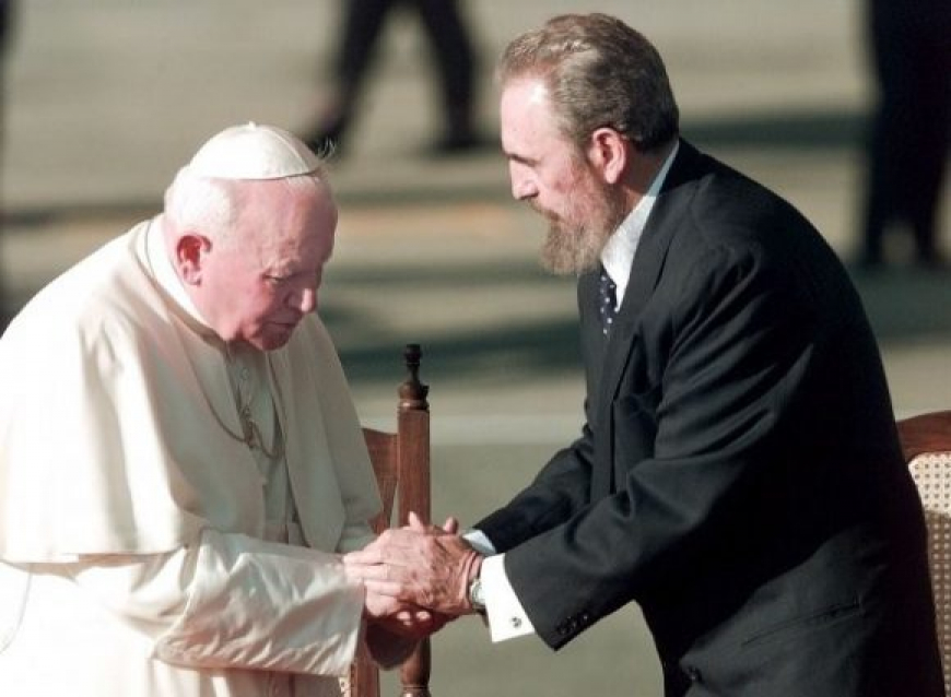 Fidel a su Santidad Juan Pablo II: La tierra que usted acaba de besar se honra con su presencia +Video