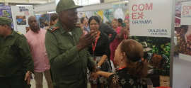 Visitó Esteban Lazo el stand de Santiago de Cuba en la FIHAV