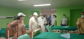 Ignacio "Nachito" Herrera entrega donación a hospital de Santiago de Cuba